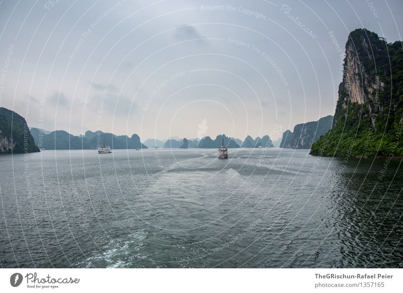 Halong Bay Natur Landschaft Wasser schlechtes Wetter fahren blau braun grau grün schwarz weiß Vietnam Reisefotografie Wolken Himmel Felsen Weltkulturerbe Meer