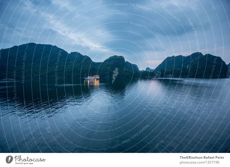 Halong Bay @ night Umwelt Natur Landschaft Wasser Himmel blau gelb grün schwarz weiß Vietnam Meer Erholung Reisefotografie Schifffahrt Wasserfahrzeug Felsen