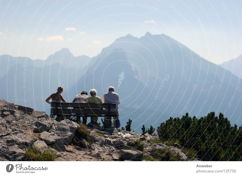 Watzmann & 3 Generationen auf Bank am Kehlstein Pause Österreich Europa Deutschland Berchtesgaden Natur Familie & Verwandtschaft Mensch Mann Frau Oberbayern