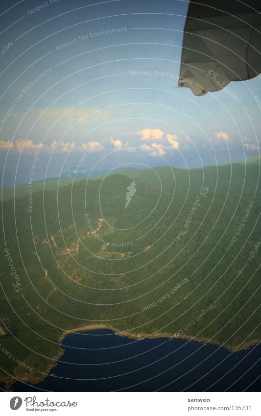 höhenflug Flugzeug Tragfläche über den Wolken weiß fahren flattern Schweben gleiten Segeln Thailand Koh Phangan Hügel grün Wiese Strand Ferien & Urlaub & Reisen