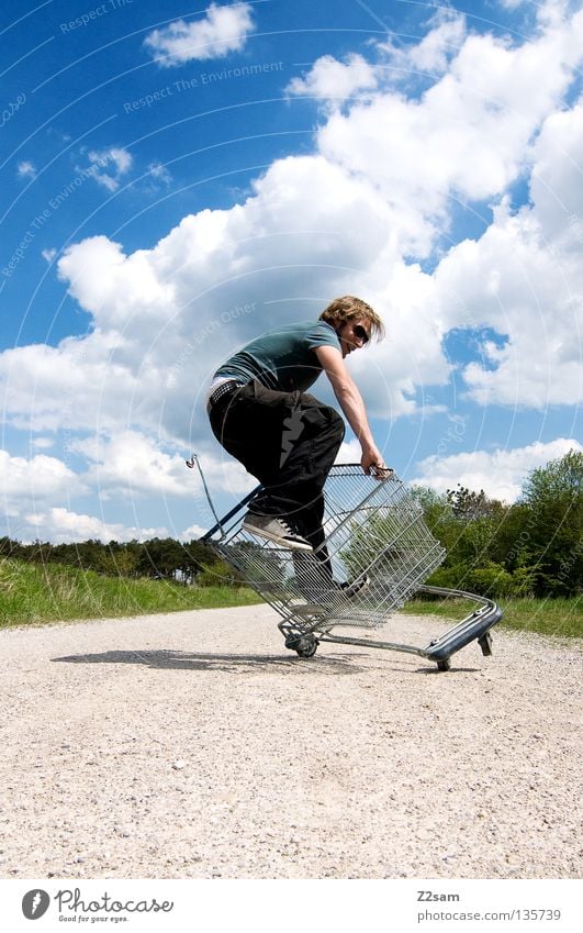 shopping surfer - typisch billig glump fallen umfallen Zufriedenheit festhalten grün Wiese Sträucher Baum Fußweg Wolken stehen Einkaufswagen Käfig Sommer saftig