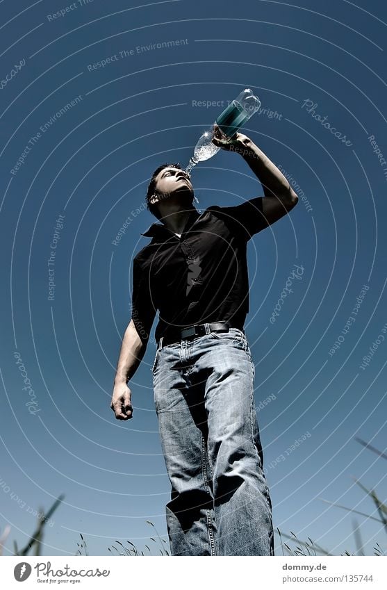 keep cool Mann Kerl Sommer heiß Physik Kühlung spritzen entladen kalt Erfrischung transpirieren Hand Hemd schwarz Gras Feld Hose trinken Schönes Wetter Wärme