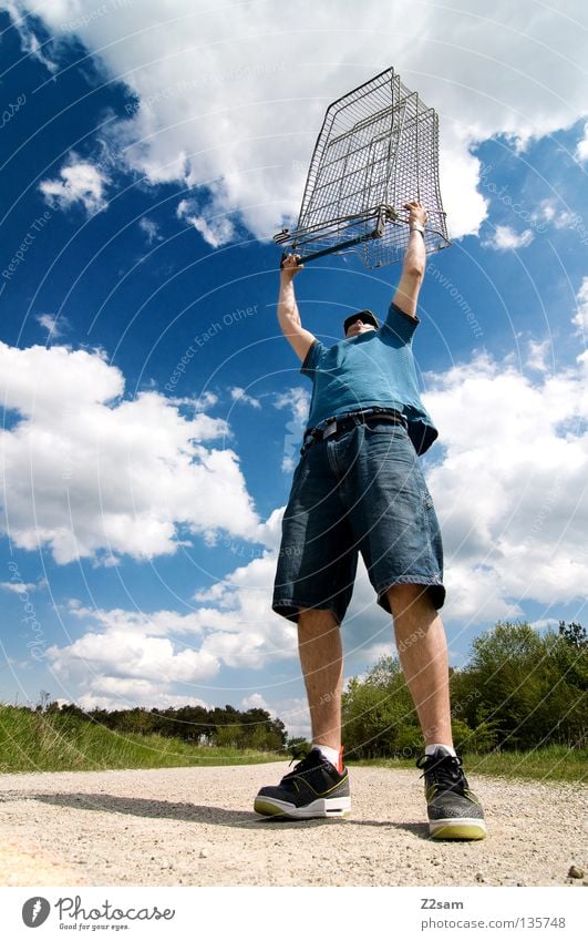 ich habe die macht Wolken stehen groß stark Macht Mann Kerl Himmel Einkaufswagen Käfig Wiese grün Sommer saftig Physik sommerlich maskulin Zufriedenheit Aktion