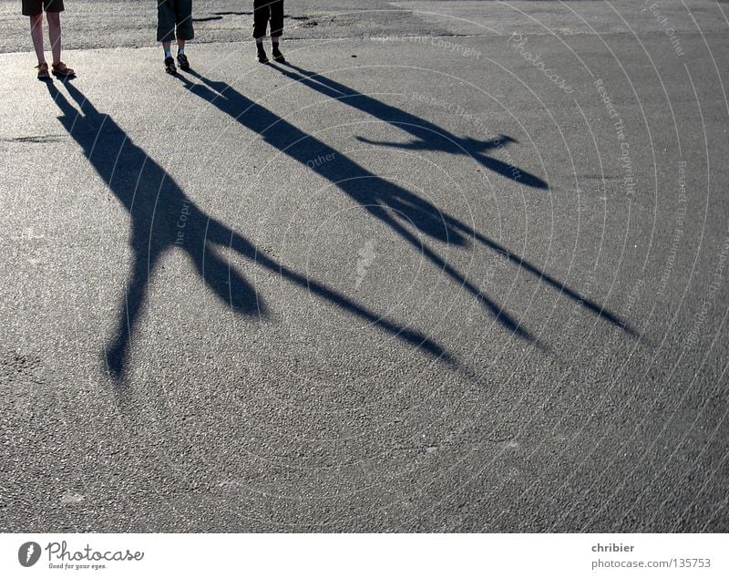 Scheinriesen II Schatten Kind Freude Applaus schwarz grau Silhouette Arme Sonnenuntergang Asphalt Beton Straßenbelag Teer Übermut hüpfen