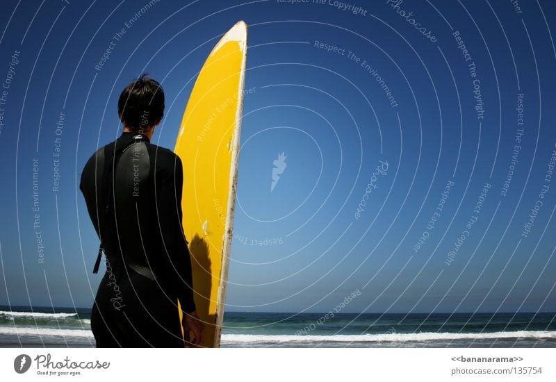 Ruhe vor dem Sturm Surfer Meer Wellen Surfbrett gelb Himmel Sport Mann Horizont Funsport Wasser Sommer Ocean Sea Wind Wasser Himmel Sky Wetsuit Wildwasser