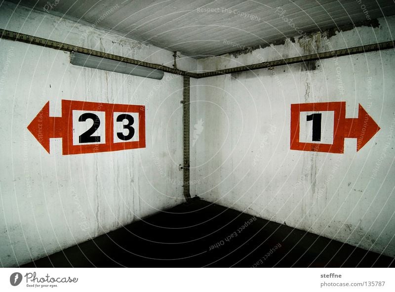 zweidrei1 JAHR photocase Jubiläum Parkhaus Parkdeck geblitzt Beton grau Ziffern & Zahlen graphisch Richtung Frauenparkplatz Tiefgarage Garage Verkehrswege 231