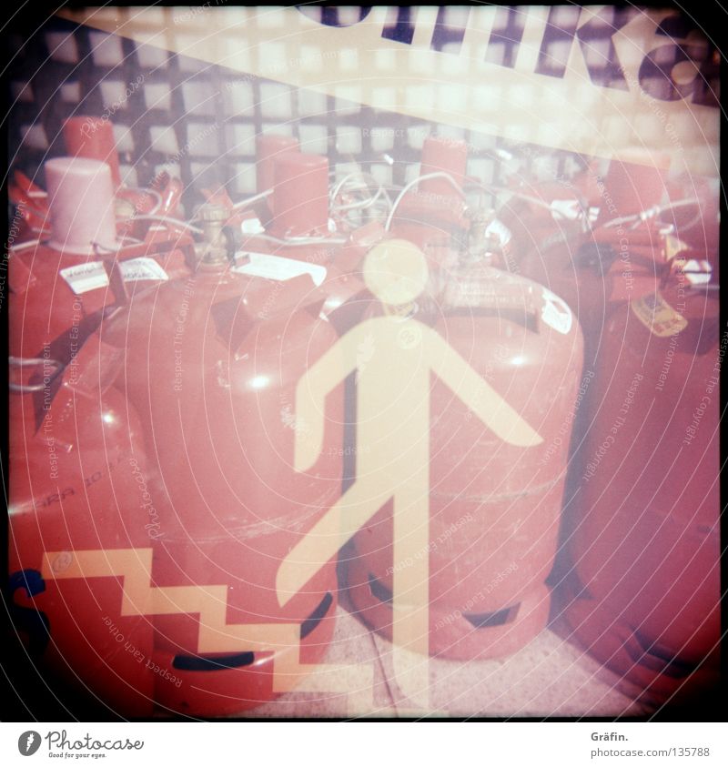 Auf der Flucht Gasflaschen rot Doppelbelichtung Piktogramm Gitter Zaun Restaurant Hinweisschild Dienstleistungsgewerbe Lomografie Industriefotografie Treppe