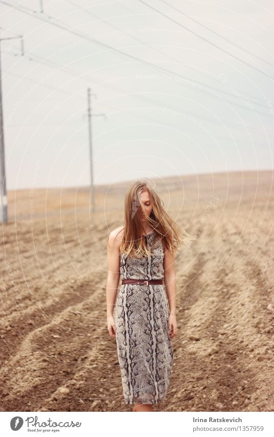 Portrait des schönen Mädchens auf dem Gebiet Junge Frau Jugendliche Körper Kopf Haare & Frisuren Gesicht 1 Mensch 18-30 Jahre Erwachsene Natur Landschaft