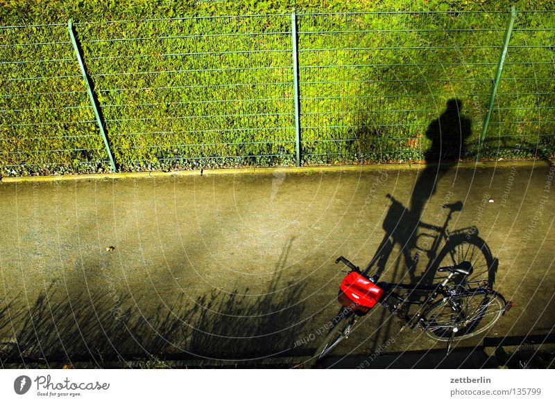 Schattenradakrobat Fahrrad Park grün Erholungsgebiet Freizeit & Hobby Spielen Fahrradtour Arbeitsweg Zaun Gartenzaun Drahtzaun Maschendrahtzaun Mensch