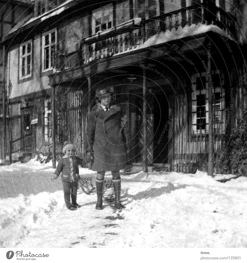 Schnee gucken gehen Ausflug Haus Kind maskulin Mann Erwachsene Vater Schönes Wetter Balkon Fenster Bekleidung Kommunizieren Partnerschaft Sohn Fachwerkfassade