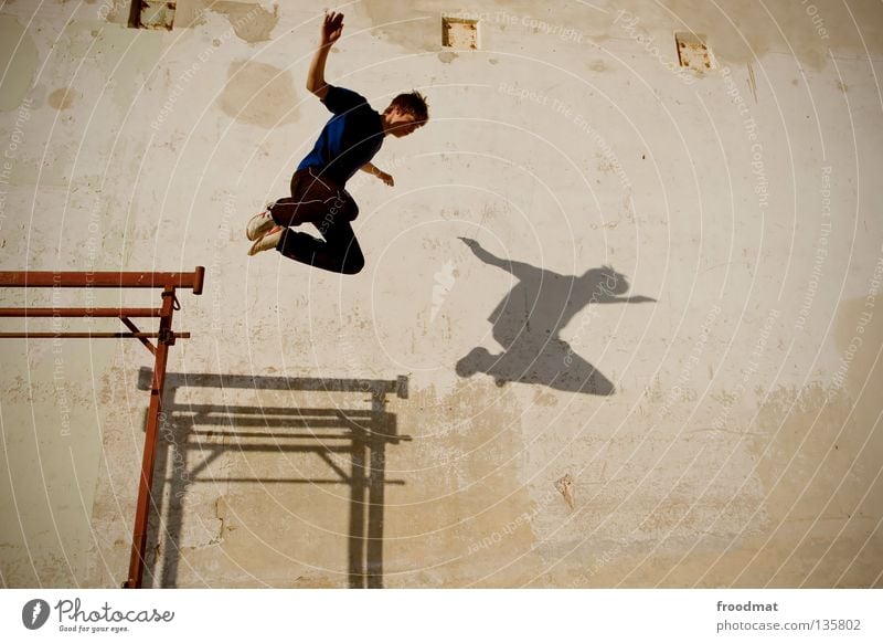 Parallelflug Le Parkour springen Rückwärtssalto rückwärts Gegenlicht Schweiz Sport akrobatisch Flugzeug Körperbeherrschung Mut Risiko gekonnt lässig schwungvoll