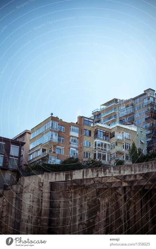 alt vs. neu Stadt Hauptstadt Haus Hochhaus Bauwerk Gebäude Mauer Wand außergewöhnlich blau Baustelle Am Rand Farbfoto Außenaufnahme Menschenleer