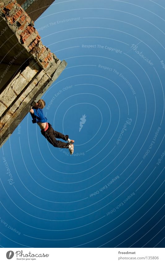 abhang Le Parkour springen Rückwärtssalto rückwärts Gegenlicht Schweiz akrobatisch Flugzeug Körperbeherrschung Mut Risiko gekonnt lässig schwungvoll Aktion