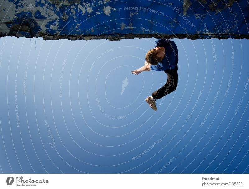 feeling blue Le Parkour springen Rückwärtssalto rückwärts Gegenlicht Schweiz akrobatisch Flugzeug Körperbeherrschung Mut Risiko gekonnt lässig schwungvoll