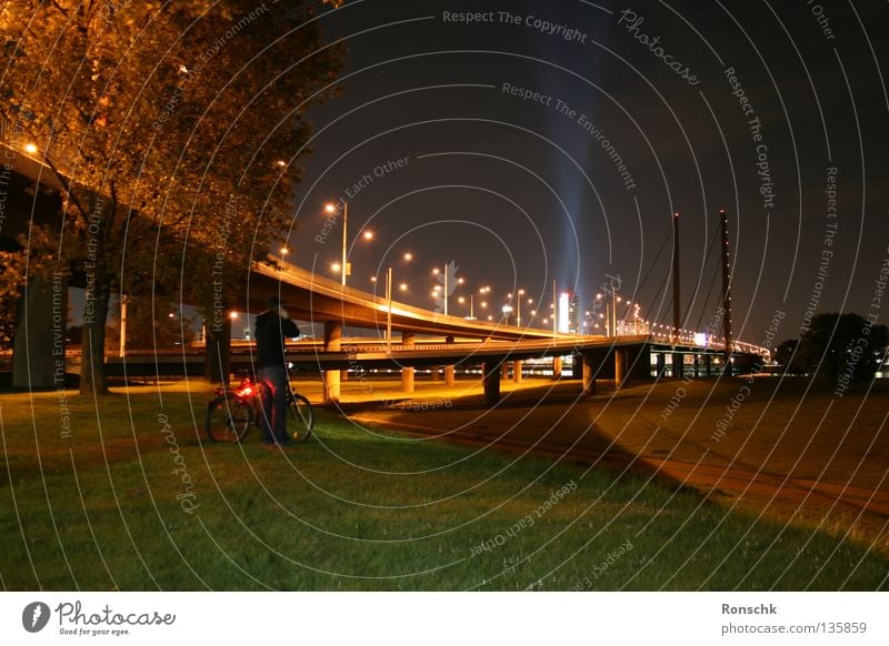 Far Away dunkel Stadt Wiese Fahrrad Brücke Düsseldorf Rhein lonly