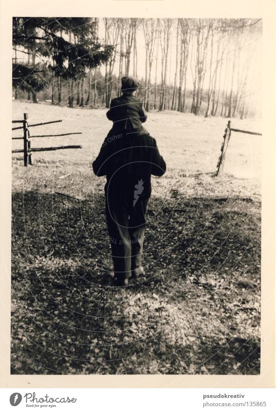 Andreas - historic walk Mann Sohn Vater Großvater Enkel Kind schwarz weiß Baseballmütze Richtung Spaziergang Baum Park Anzug wandern gehen Wald Fußweg