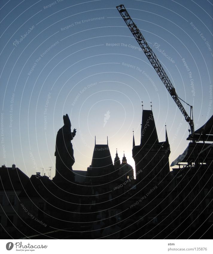 karlsbrücke prag Stadt Prag Karlsbrücke Sonnenuntergang Sonnenaufgang untergehen Skulptur Kuppeldach Statue Dach Turm Kran Stillleben Baustelle historisch