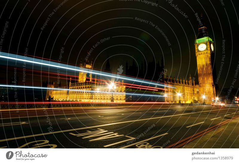 London Calling Stadt Hauptstadt Sehenswürdigkeit Verkehr Autofahren Busfahren Linie Bewegung Fortschritt Freiheit Lane Big Ben England Lichtstreifen