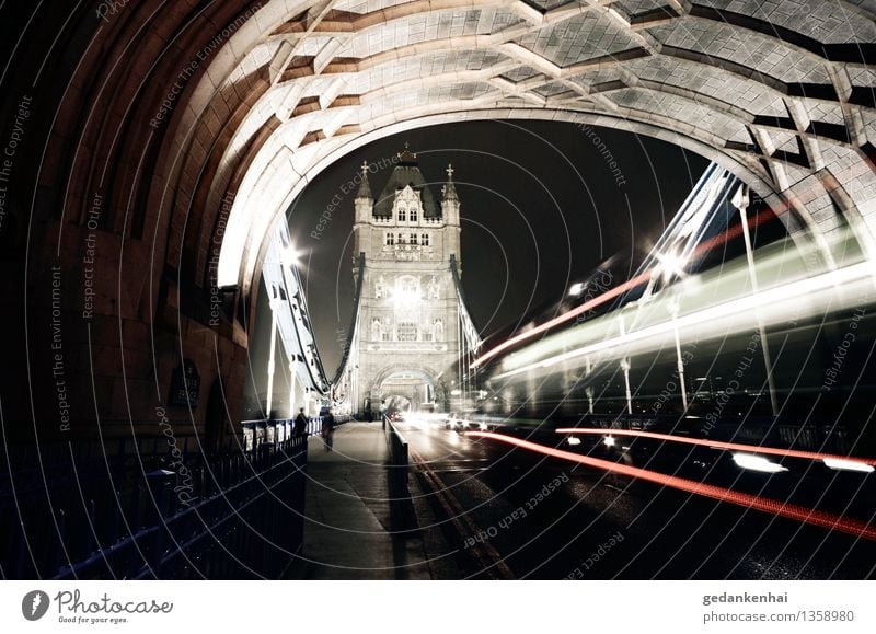 Tower Bridge Architektur Stadt Hauptstadt Stadtzentrum Brücke Tor Sehenswürdigkeit Wahrzeichen Autofahren Busfahren Straße Geschwindigkeit Dynamik