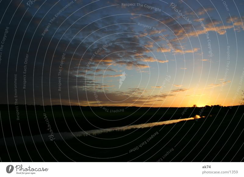 Sonnenuntergang an der Tollense Weitwinkel Wolken Himmel Abwasserkanal Fluss