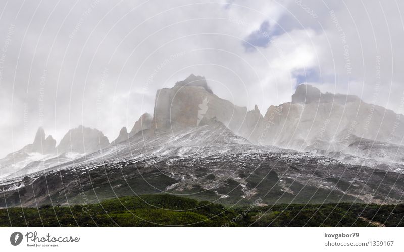 Spitzen in den Wolken, Torres Del Paine, Chile Schnee Berge u. Gebirge Natur Landschaft Himmel Farbe Aussicht Beautyfotografie Süden Tal Farbfoto Außenaufnahme