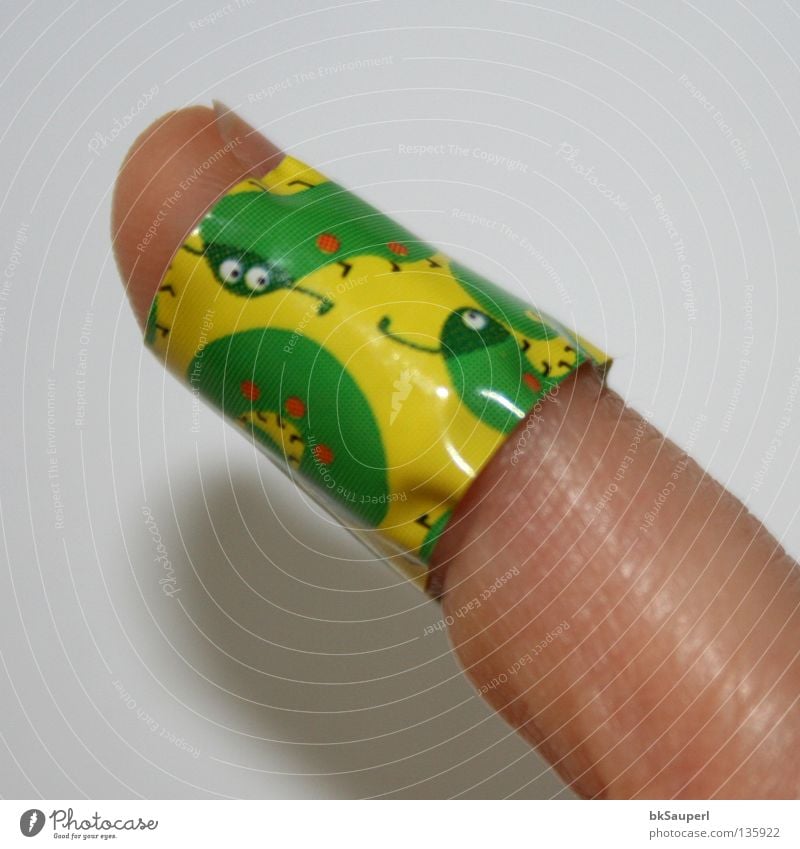 Tausendfüßler am Finger 2 Freude Gesundheit Spielen Wurm Fröhlichkeit klein gelb grün Schmerz zusätzlich Wunde Heftpflaster geschnitten obskur child happy biba