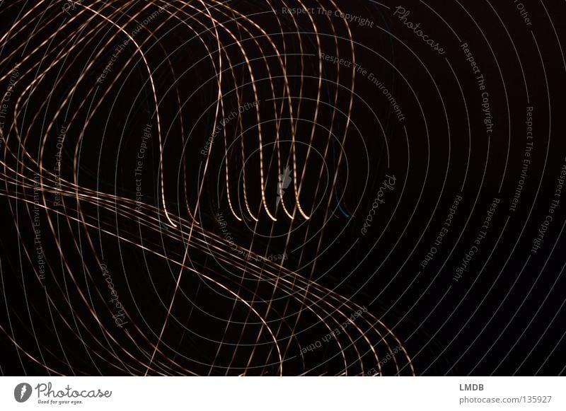 chaotisch Streifen Nacht Neonlicht Leuchtspur Langzeitbelichtung Abend dunkel schwarz Nachtaufnahme drehen Muster Hintergrundbild Seite Hälfte durcheinander