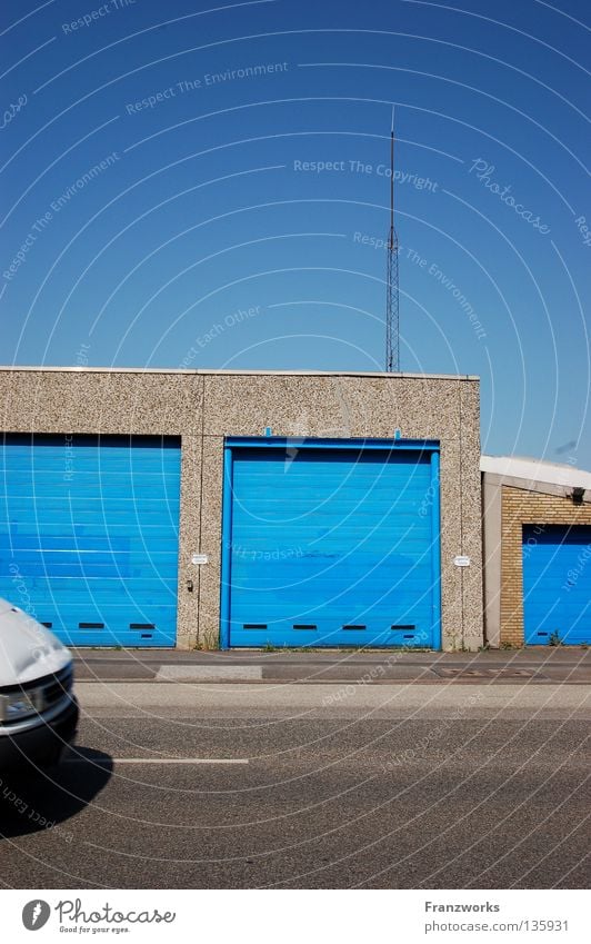 Das Geheimnis ist... Garage knallig Antenne Sauberkeit Asphalt Haus Stadt Sommer parken fahren falsch Verkehrswege blau Statue Straße PKW Schönes Wetter Himmel