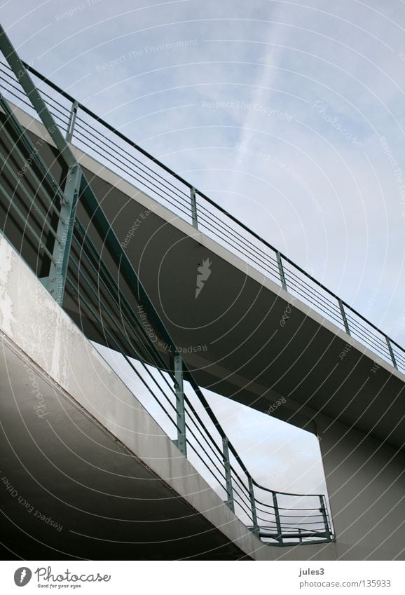 Architektur in Berlin Beton grau Brücke Geländer Himmel blau Linie