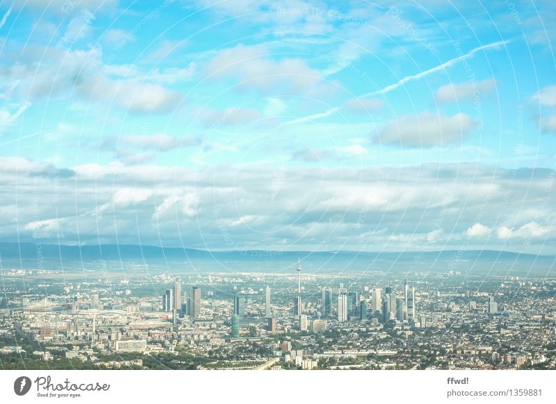 Ffm Tourismus Frankfurt am Main Deutschland Europa Stadt Skyline Hochhaus Gebäude Luftverkehr Flugzeugausblick Ferne kalt blau Flugzeuglandung Farbfoto