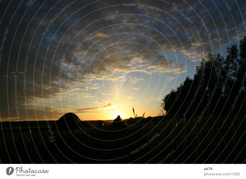 Zelten Gegenlicht Sonnenuntergang Wolken Dämmerung Weitwinkel Himmel