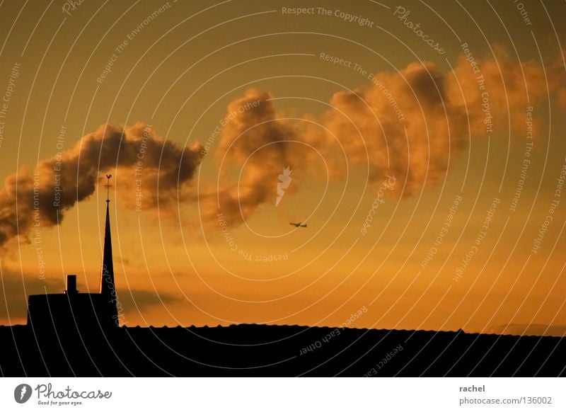 Rauchzeichen schön ruhig Ferien & Urlaub & Reisen Ferne Häusliches Leben Luftverkehr Rücken Himmel Wolken Horizont Wetter Nebel Gebäude Dach Schornstein