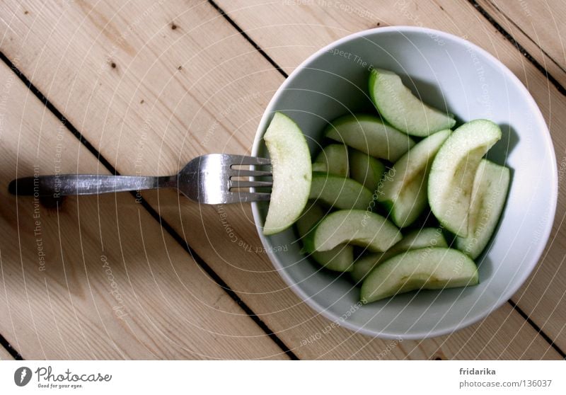 apfel stückchen I Frucht Apfel Ernährung Essen Bioprodukte Diät Saft Schalen & Schüsseln Besteck Gabel Gesundheit Wellness Leben harmonisch Kur frisch saftig