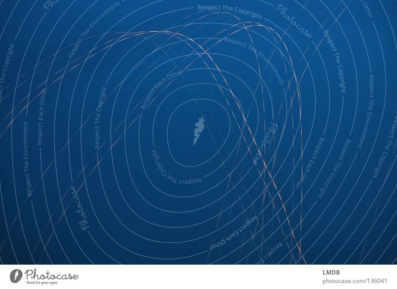 Lichtspur blau 2 Streifen Nacht Neonlicht Leuchtspur Langzeitbelichtung Abend dunkel schwarz Nachthimmel Nachtaufnahme drehen Muster Hintergrundbild Seite
