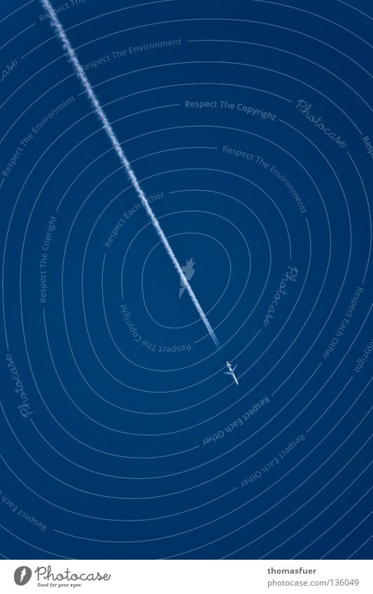 Flugzeug scheinbar abstürzend auf blauem Himmel Energiekrise Umwelt Ressource Kondensstreifen Absturz abrupt Benzin Enttäuschung Luftverkehr gefährlich Angst