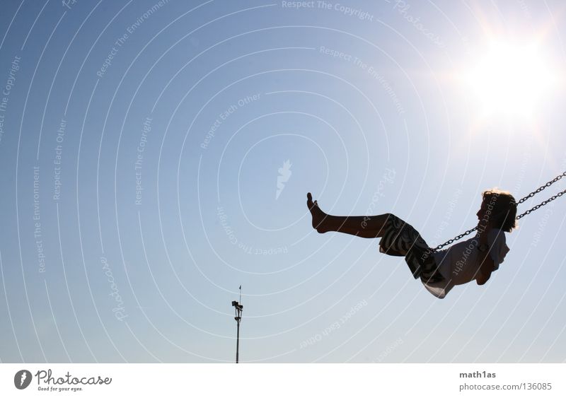 Schaukeln die erste Strand Swing Junge Spielen Sonne blau Himmel Sand Pfosten Turm Flügel verschauklen sun Fuß boy child swinging