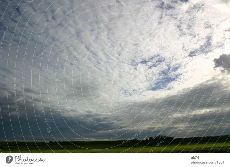 Weite Wolken Weitwinkel Gegenlicht Himmel blau