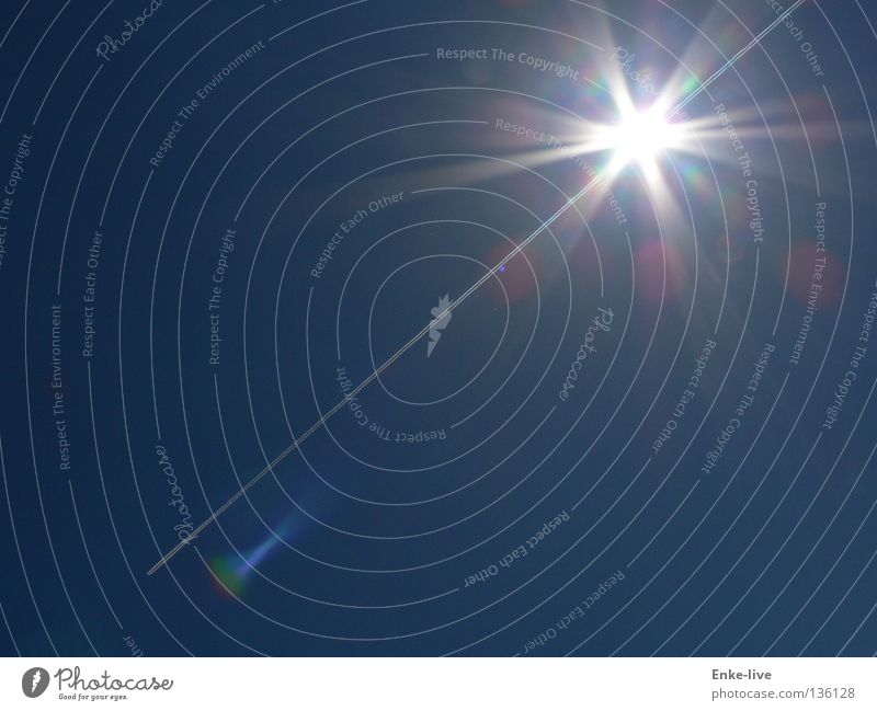 Aus der Sonne entflogen Sonnenstrahlen Licht Erkenntnis grell Flugzeug Durchbruch Abgas Kondensstreifen Sommer Luftverkehr Himmelskörper & Weltall Beleuchtung