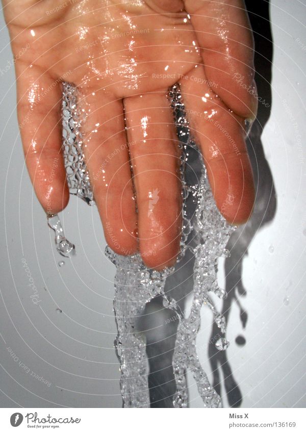 Erfrischung Farbfoto Morgen trinken Schwimmen & Baden Hand Finger Wasser Wassertropfen Regen Schifffahrt Tropfen nass blau weiß durchsichtig Wasserstrahl