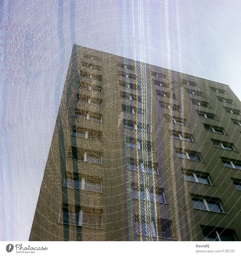 Des Wohnblocks neue Kleider II Block Haus Gebäude Unterkunft Stadthaus Plattenbau Wohnung Fassade Fenster Lebensraum Baum Stoff Streifen gestreift Sofa Liege