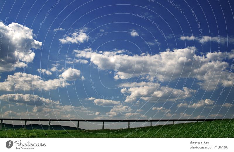 Das ewige Grab ...! Bauwerk Landweg Verkehrswege Autobahn Beton Stahl Säule Wolken Feld Wiese Seeweg Hügel Brücke Himmel Straße Wege & Pfade traffic Natur Rasen