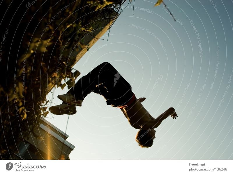 hip hopp Le Parkour springen Rückwärtssalto rückwärts Gegenlicht Schweiz akrobatisch Flugzeug Körperbeherrschung Mut Risiko gekonnt lässig schwungvoll Aktion