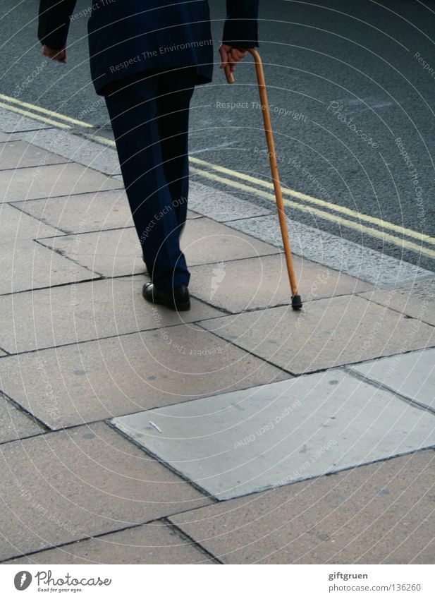 the long walk Mann Stock Spaziergang gehen langsam Stadt Anzug Senior Verkehrswege Einsamkeit Straße