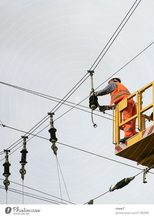 Aufhänger aufhängen Baustelle Arbeiter Handwerk Elektrizität Oberleitung Handwerker Hebebühne Gitter gefährlich Installationen Befestigung Reparatur Handschuhe