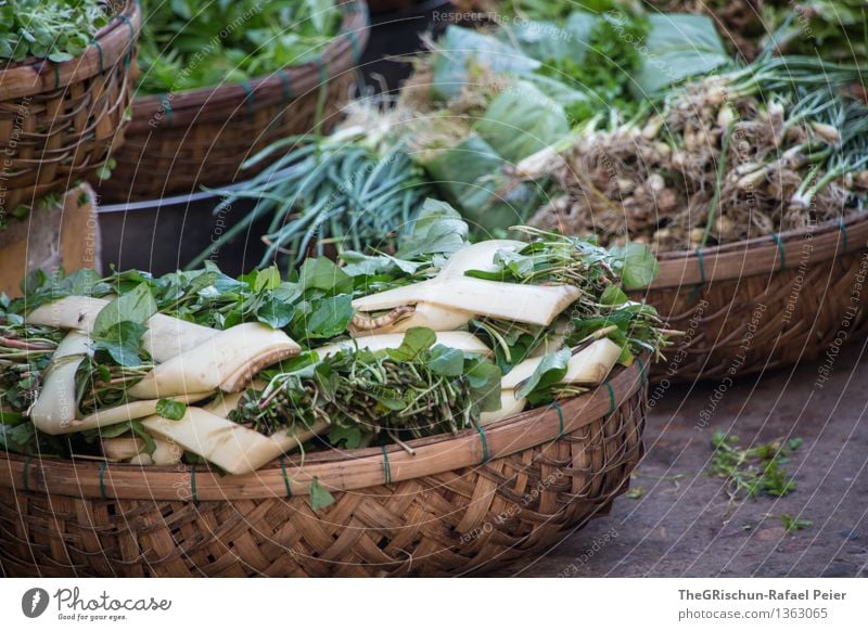 Gemüse Lebensmittel Salat Salatbeilage braun grau grün schwarz Korb verkaufen Markt Gemüsemarkt binden Grünpflanze Zwiebel Vietnam frisch Farbfoto Außenaufnahme