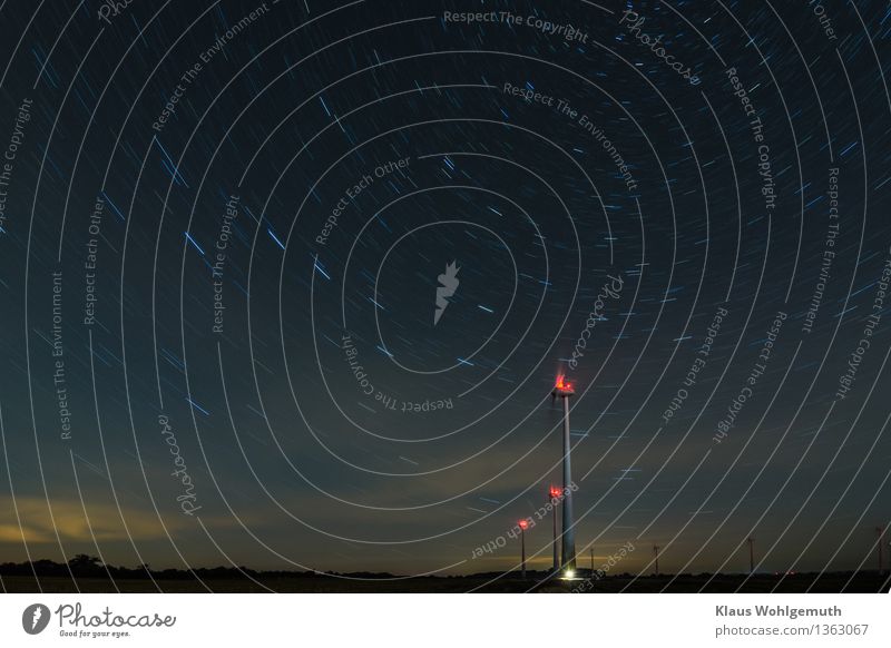 700 Sekunden Energiewirtschaft Windkraftanlage Landschaft Himmel Wolkenloser Himmel Nachthimmel Stern Horizont Herbst Schönes Wetter Feld Wald drehen leuchten