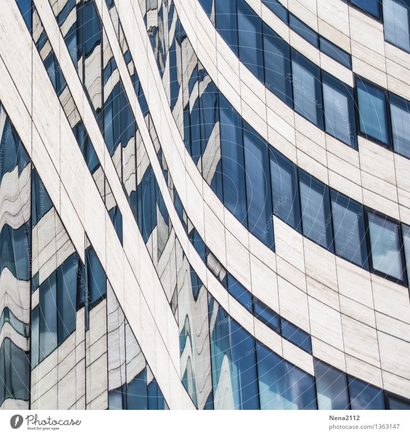 Schwung muss sein Stadt Haus Bauwerk Gebäude Architektur Fassade Fenster außergewöhnlich eckig blau Kurve kurvig gerade Neigung Farbfoto Außenaufnahme