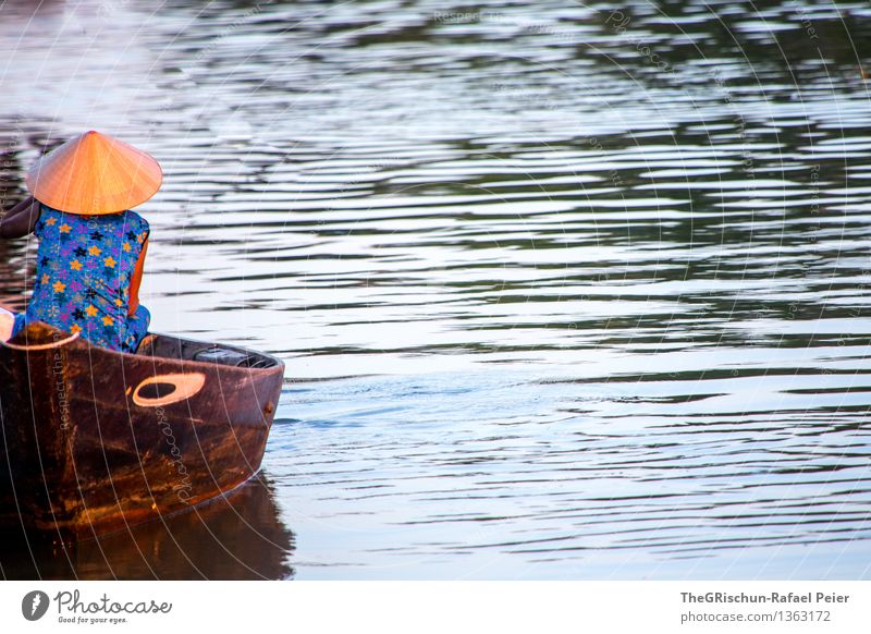 Fischers Fritz fischt frische Fische.. Verkehrsmittel Schifffahrt blau braun grau schwarz Wasser Meerwasser Angeln Frau Kleid Arbeit & Erwerbstätigkeit