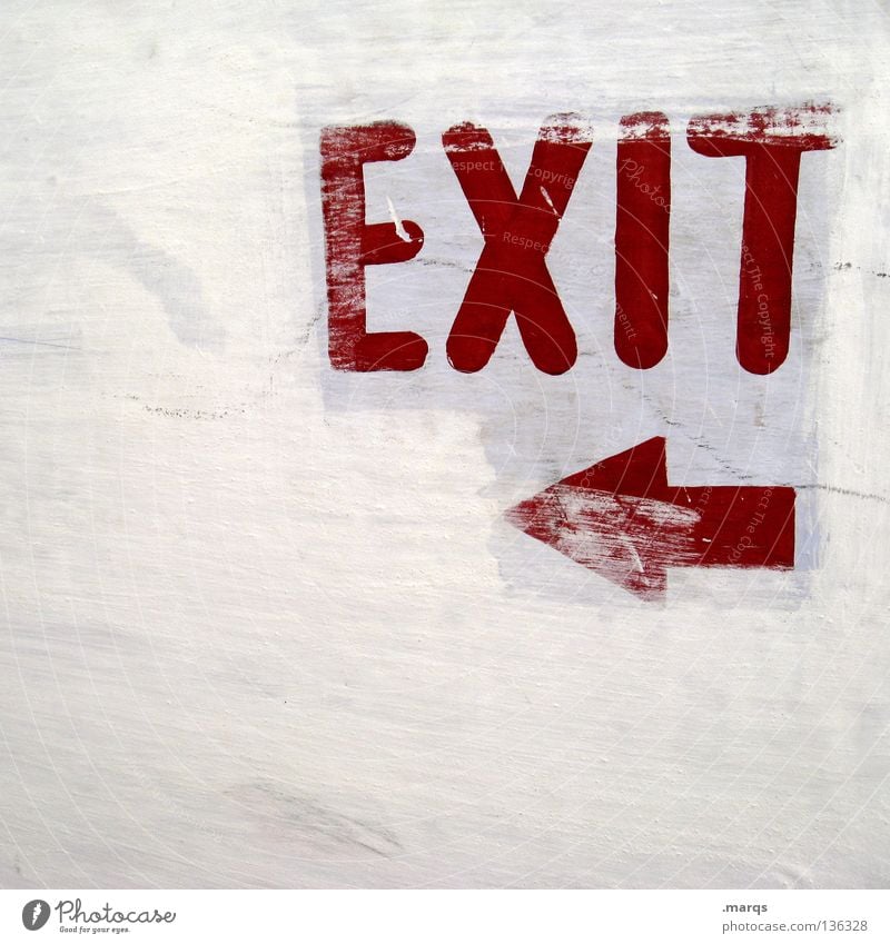 EXIT Buchstaben weiß links rot Richtung Wort Ausgang Fluchtweg Ausfahrt Angst Panik Schilder & Markierungen Schriftzeichen x Wege & Pfade red exit Pfeil white