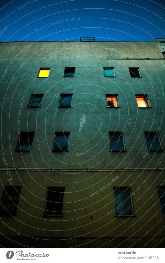 Abendspaziergang Haus Fassade Fenster erleuchten Erkenntnis dunkel Dämmerung Nacht Feierabend Licht Physik Heimat Wohnung Berlin Häusliches Leben Wärme